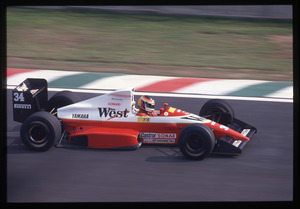 ll pilota Bernd Schneider (n. 34) su Zakspeed-Yamaha gommata Pirelli