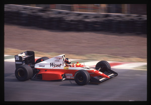 ll pilota Aguri Suzuki (n. 35) su Zakspeed-Yamaha gommata Pirelli