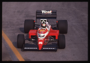 ll pilota Aguri Suzuki (n. 35) su Zakspeed-Yamaha gommata Pirelli