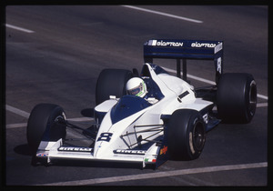 Il pilota Stefano Modena (n. 8) su Brabham Judd gommata Pirelli