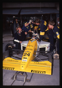 Il pilota Luis Perez Sala (n. 24) ai box Minardi