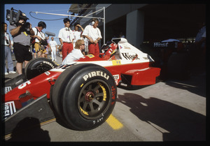 Il pilota Aguri Suziki (n. 35) ai box Zakspeed