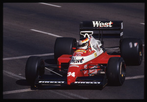 Il pilota Bernd Schneider (n. 34) su Zakspeed-Yamaha gommata Pirelli