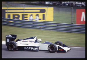 Il pilota Stefano Modena (n. 8) su Brabham-Judd gommata Pirelli