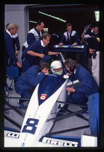Il pilota Stefano Modena (n. 8) ai box Brabham