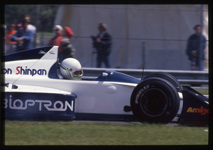 Il pilota Stefano Modena (n. 8) su Brabham-Judd gommata Pirelli