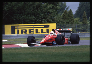 Il pilota Andrea De Cesaris (n. 22) su Dallara-Ford gommata Pirelli