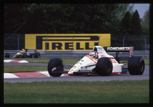 Il pilota Nicola Larini (n. 17) su Osella-Ford gommata Pirelli