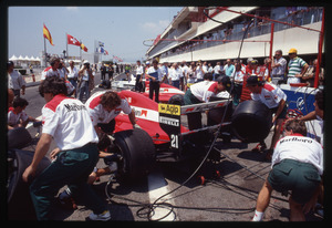 Il pilota Alex Caffi (n. 21) ai box Dallara