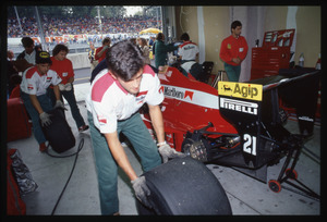 Il pilota Alex Caffi (n. 21) ai box Dallara