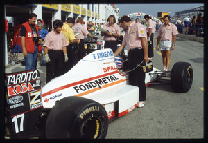 Il pilota Nicola Larini (n. 17) ai box Osella