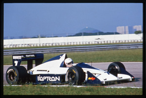 Il pilota Martin Brundle (n. 7) su Brabham-Judd