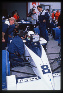 Il pilota Stefano Modena (n. 8) ai box Brabham