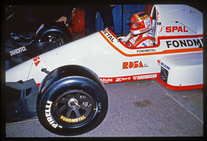 Il pilota Piercarlo Ghinzani (n. 18) ai box Osella