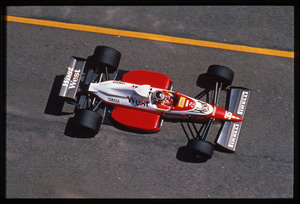 Il pilota Aguri Suzuki (n. 35) su Zakspeed-Yamaha