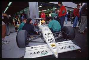 Il pilota Enrico Bertaggia (n. 32) ai box Coloni