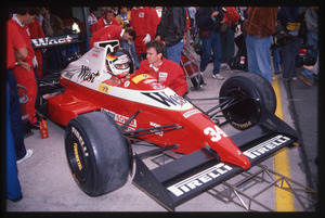 Il pilota Bernd Schneider (n. 34) ai box Zakspeed