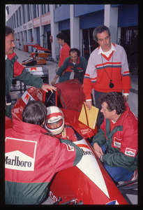 Il pilota Andrea de Cesaris (n. 22) ai box Dallara