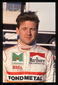 Il pilota Nicola Larini (n. 17) della Osella-Ford