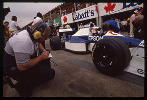 Il pilota Jean Alesi (n.4) ai box Tyrell