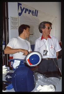 Il pilota Jean Alesi (n.4) e un tecnico Pirelli ai box Tyrrell