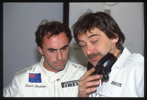 Il pilota David Brabham (n. 7) e un tecnico Brabham ai box Brabham