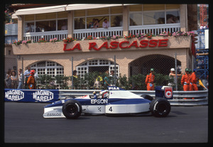 Il pilota Jean Alesi (n.4) su Tyrrell-Ford gommata Pirelli