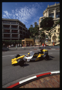 Il pilota Pierluigi Martini (n.23) su Minardi-Ford gommata Pirelli