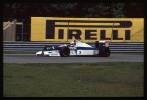 Il pilota Satoru Nakajima (n.3) su Tyrell-Ford gommata Pirelli
