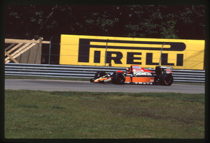 Il pilota Olivier Grouillard (n.14) su Osella-Ford gommata Pirelli
