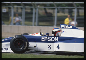 Il pilota Jean Alesi (n.4) su Tyrell-Ford gommata Pirelli