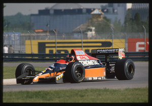 Il pilota Olivier Grouillard  (n.14) su Osella-Ford gommata Pirelli