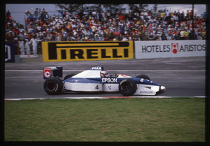 Il pilota Jean Alesi (n.4) su Tyrell-Ford gommata Pirelli