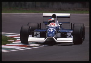 Il pilota Jean Alesi (n.4) su Tyrell-Ford gommata Pirelli