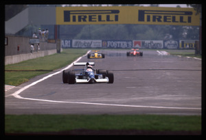 Il pilota Jean Alesi (n.4) su Tyrell-Ford gommata Pirelli