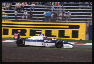 Il pilota Jean Alesi (n.4) su Tyrell-Ford gommata Pirelli