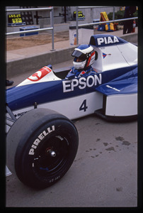 Il pilota Jean Alesi (n.4) ai box Tyrrell