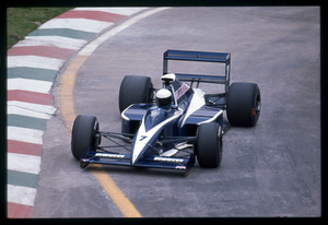 Il pilota David Brabham (n.7) su Brabham-Judd gommata Pirelli