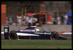 Il pilota Stefano Modena (n.8) su Brabham-Judd gommata Pirelli