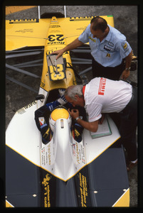 Il pilota Pierluigi Martini (n.23) ai box Minardi