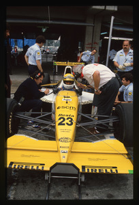 Il pilota Pierluigi Martini (n.23) ai box Minardi