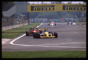 Il pilota Paolo Barilla (n.24) su Minardi-Ford gommata Pirelli