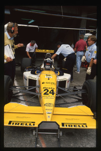 Il pilota Paolo Barilla (n.24) ai box Minardi