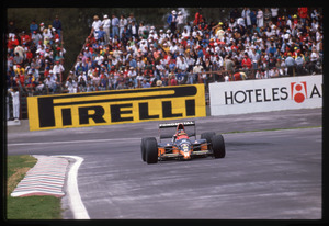 Il pilota Olivier Grouillard (n.14) su Osella-Ford gommata Pirelli