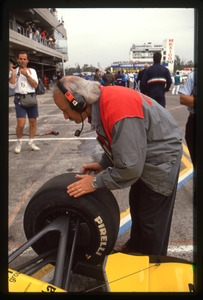 Tecnici Pirelli ai box Minardi