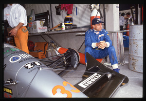 Il pilota Roberto Moreno (n. 33) ai box EuroBrun