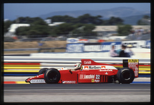 Il pilota Andrea De Cesaris (n.22) su Dallara-Ford gommata Pirelli