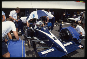 Il pilota Stefano Modena (n.8) ai box Brabham-Judd