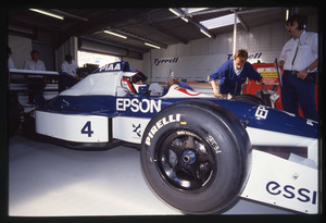 Il pilota Jean Alesi (n. 4) ai box Tyrrell