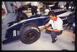 Il pilota Stefano Modena (n. 8) ai box Brabham